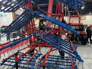 Чуждестранни посетители приветстват речни плувци в Гуейджоу