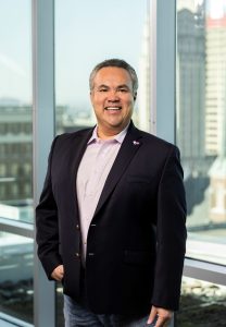 Статуи на Буда в пещерите Лонгмен, окъпани в златист блясък