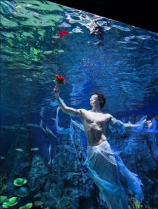 Бивш китайски водолаз става изпълнител на русалки, създава зашеметяващи подводни процедури с артистичност
