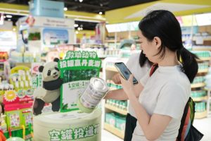 Arla превръща кутиите за бебешка формула в ястия с диви животни в своя тласък за рециклиране