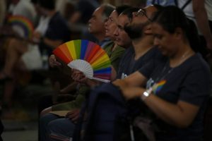 LGBTQ католиците празнуват новото чувство за приемане в поклонението на светата година в Рим