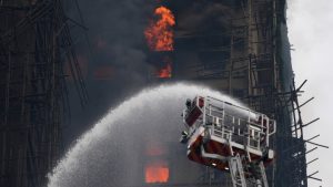 Пожарът в Хонконг „горещината, пламъците са основните предизвикателства за спасителите, а не ограниченията на стълбите“