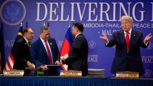 Ануар от Малайзия има за цел да посредничи в спора между Тайланд и Камбоджа, докато протестите срещу неговата роля нарастват