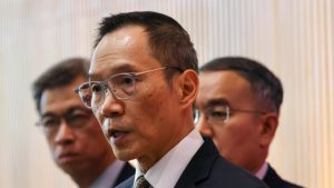 Наградата в Хонконг е отложена за бивш шеф на логистиката, докато разследването на водния скандал приключи