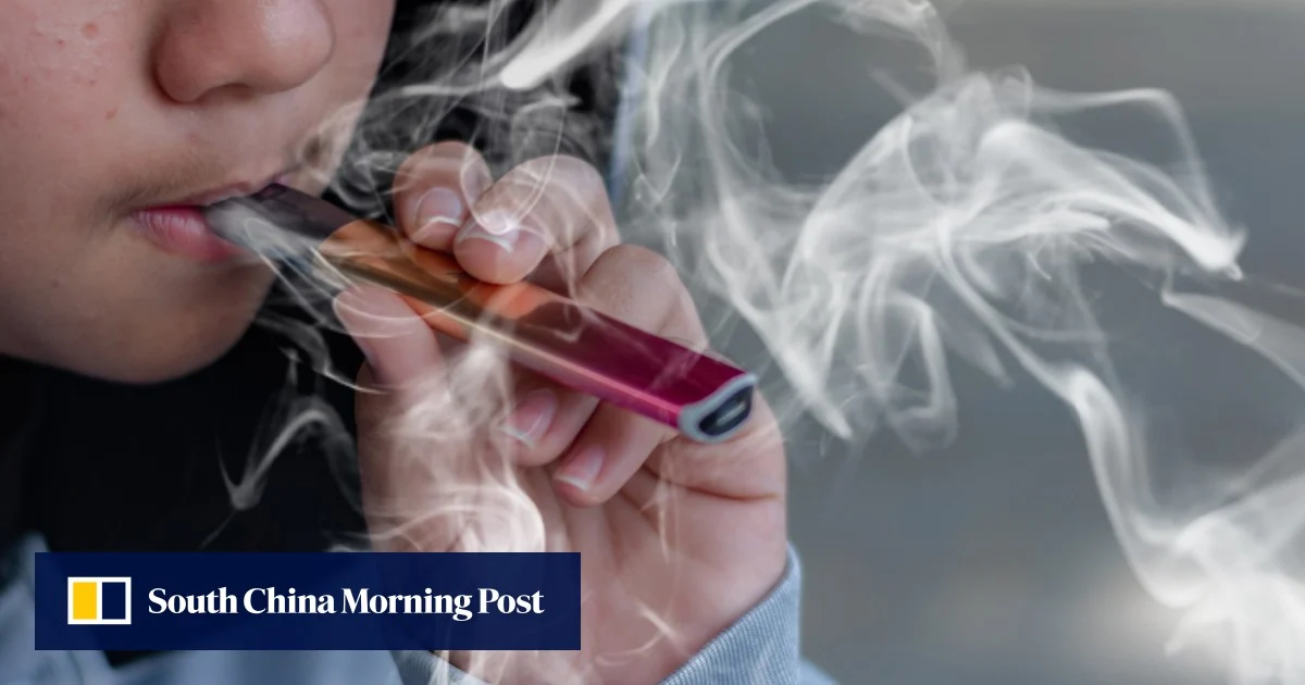 Сингапур депортира тийнейджър по новите правила за цигари