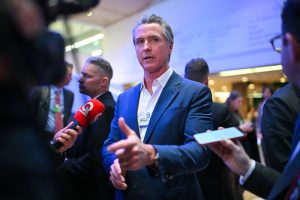 Newsom от Калифорния започва разследване на TikTok, обвинявайки приложението, че потиска критиките на Тръмп
