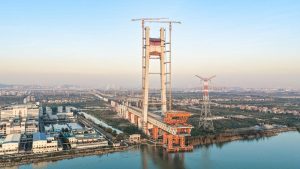 Решаващата кула на железопътната линия Шенжен-Дзянмън е завършена, отбелязвайки важен етап