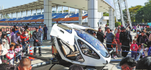 Полицията в Гуанджоу изстреля дрон, превозващ пътници