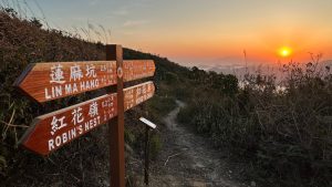 63-годишен турист от Хонг Конг е транспортиран с хеликоптер в болница, след като колабира на пътеката на Робиново гнездо