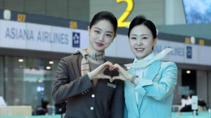 Защо южнокорейските стюардеси са принудени да издържат на лют студ в тънки униформи