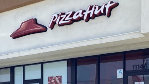 Pizza Hut ще затвори 250 ресторанта в САЩ, тъй като компанията майка обмисля продажбата на марката