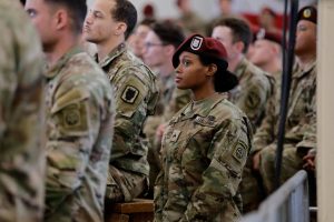 Тръмп приветства американското оръжие „дескомбобулатор“, докато се среща с военни части на Мадуро