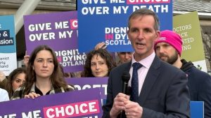 Шотландските законодатели отхвърлиха законопроекта, позволяващ на неизлечимо болни хора да сложат край на живота си