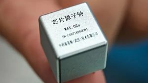 Защо малките атомни часовници могат да държат ключа към масовото производство на евтини роякови дронове в Китай