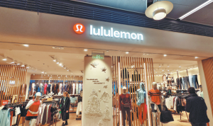 Lululemon China гарантира безопасността на продуктите на фона на опасения за „вечни химикали“.